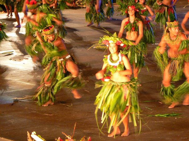 34- Danseurs en costume traditionnel 